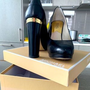Black leather Michael Kors Pumps